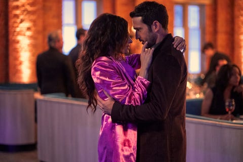 sexlife l to r sarah shahi as billie connelly, darius homayoun as majid mousavi in episode 201 of sexlife cr sabrina lantosnetflix © 2023