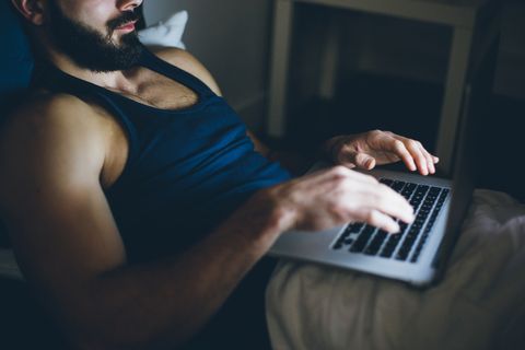 seksikäs mies työskentelee kannettavan tietokoneen kanssa