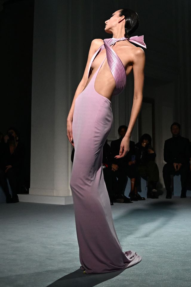 modella alla sfilata couture di jean paul gaultier e haider ackermann per la primavera estate 2023