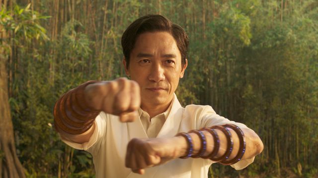 tony leung es wenwu en la película de marvel studios shang chi la leyenda de los diez anillos