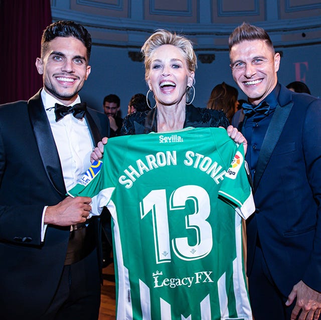 Sharon Stone con la camiseta del Betis junto a los futbolistas Marc Bartra y Joaquín sharon stone con la camiseta del betis junto a los futbolistas marc bartra y joaquín