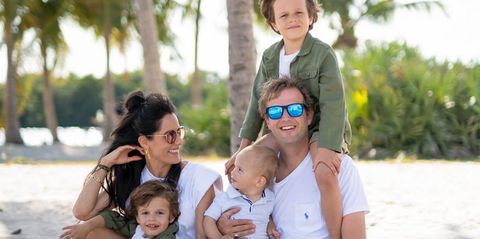 sharon van tienhoven met gezin en drie zoons op strand in miami