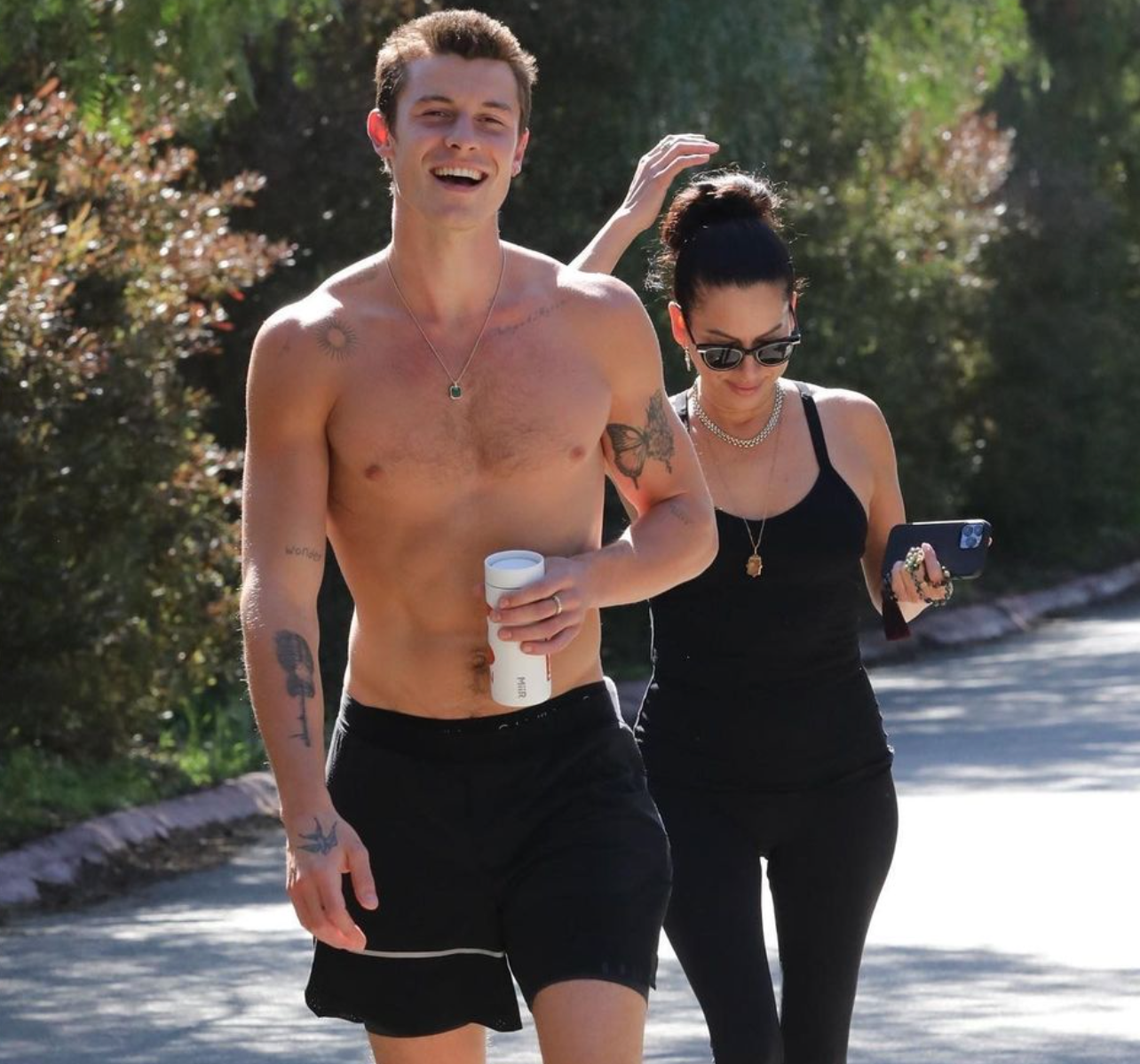 Shawn Mendes, paseando sin camiseta con su supuesta nueva novia