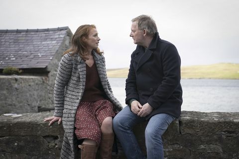 meg pattison und di jimmy perez sitzen auf einer mauer am meer in shetland