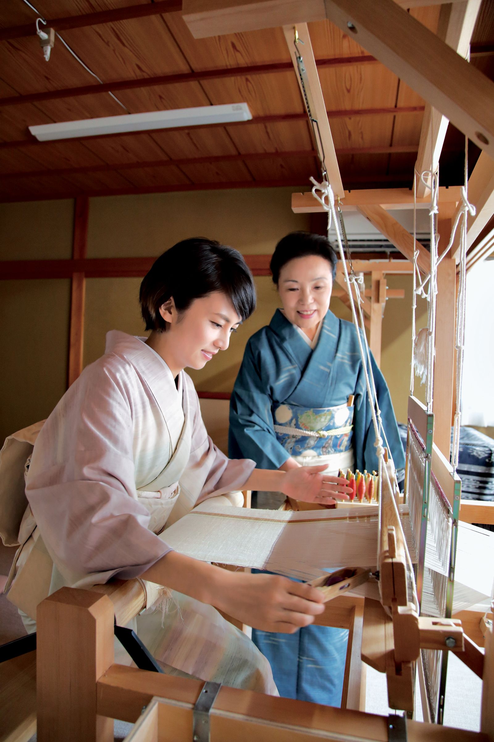 柴咲コウさん、志村ふくみさんの工房「アトリエシムラ」へ。和装