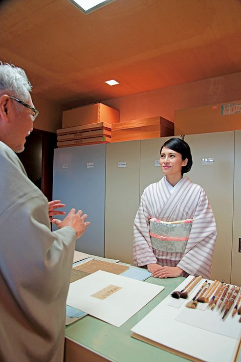 柴咲コウさん、繊細でモダンな着物の帯を誂えに、京都「織楽浅野」へ