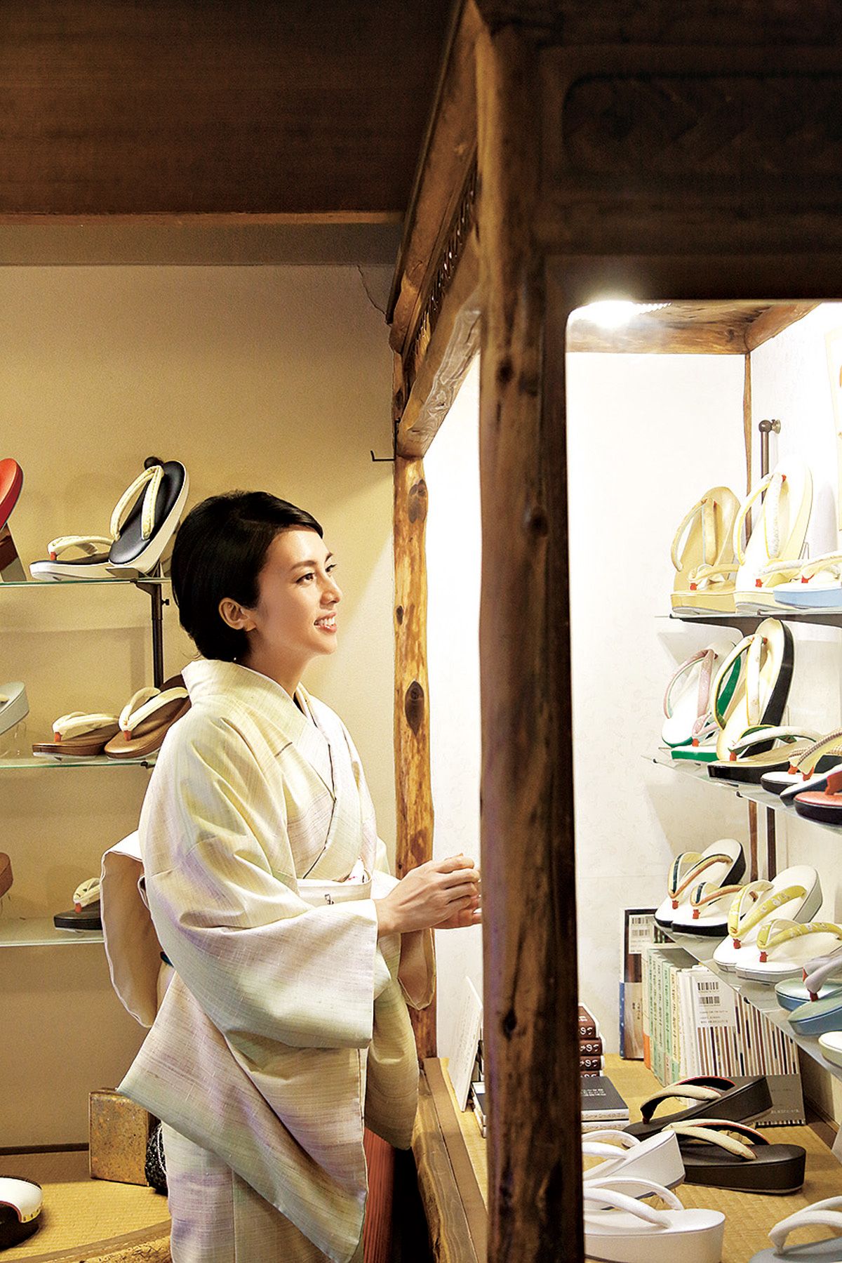 柴咲コウさん、京都「祗園ない藤」でパーティー着物に合う「ぞうり」を