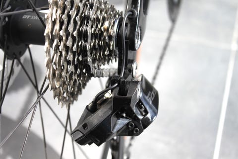 Semi-draadloos: een kabeltje verbindt de accu met de achterderailleur