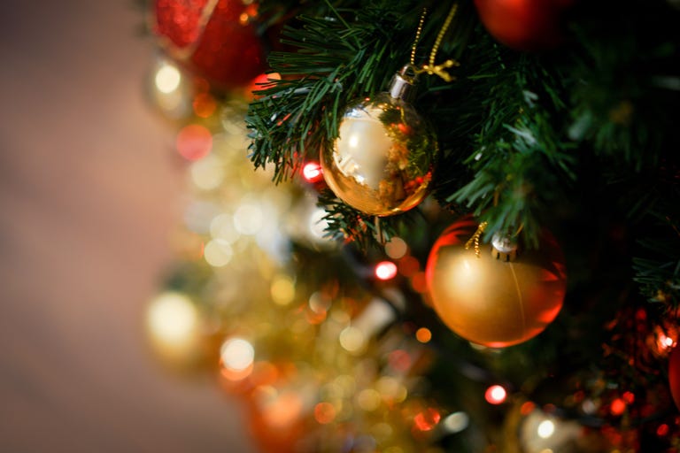 https://hips.hearstapps.com/hmg-prod.s3.amazonaws.com/images/shiny-christmas-red-ball-hanging-on-pine-branches-1531402558.jpg?resize=768:*