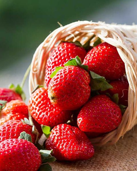 Strawberry, Natural foods, Food, Strawberries, Fruit, Berry, Frutti di bosco, Plant, Accessory fruit, Sweetness, 