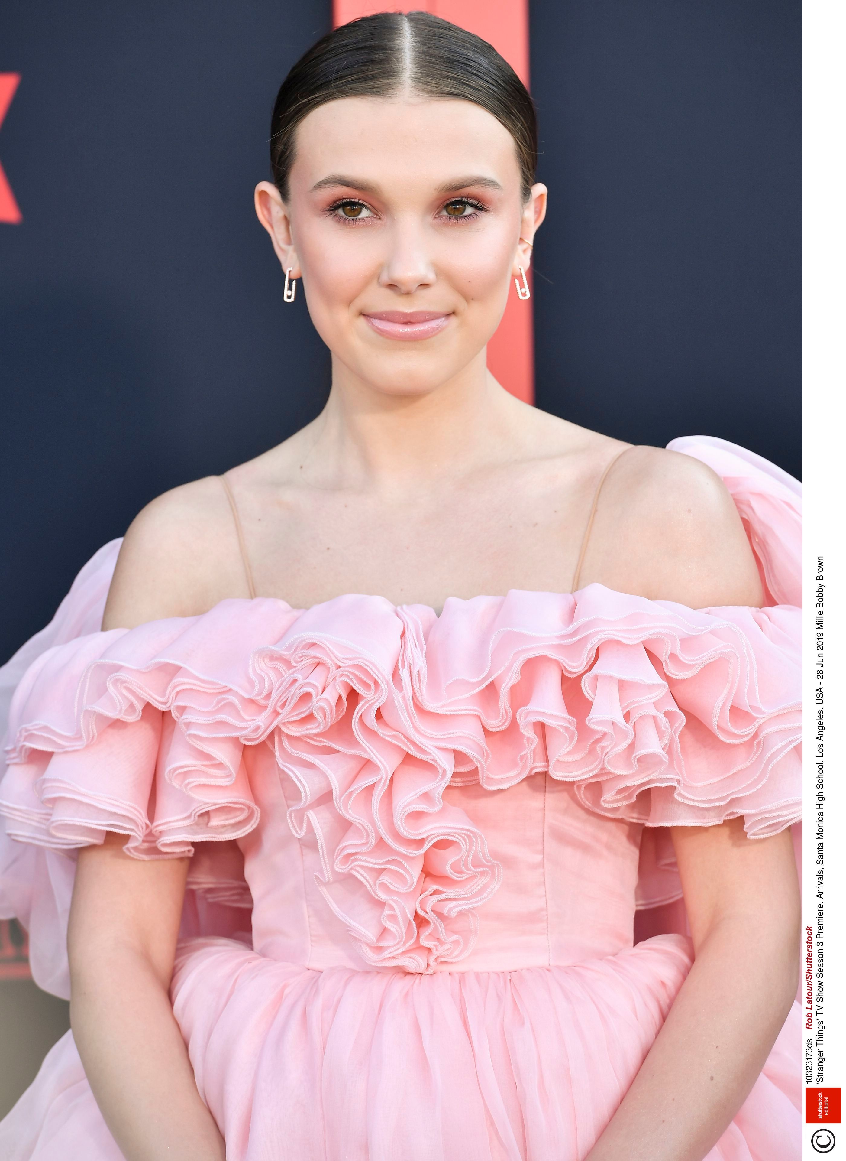 Millie Bobby Brown Hair Colour 2020 - Millie Bobby Brown Dyes Her Hair Blonde And Gets Long Extensions