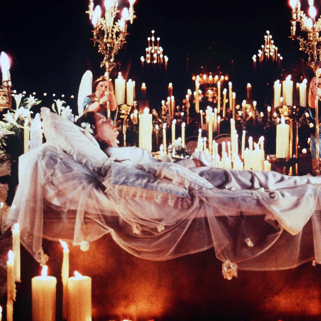 Romeo and Juliet - 1996 editorial use only no book cover usagemandatory credit photo by merrick morton20th century foxkobalshutterstock 5883894iclaire danesromeo and juliet 1996director baz luhrmann20th century foxusascene stillshakespeareroméo et juliette 1996