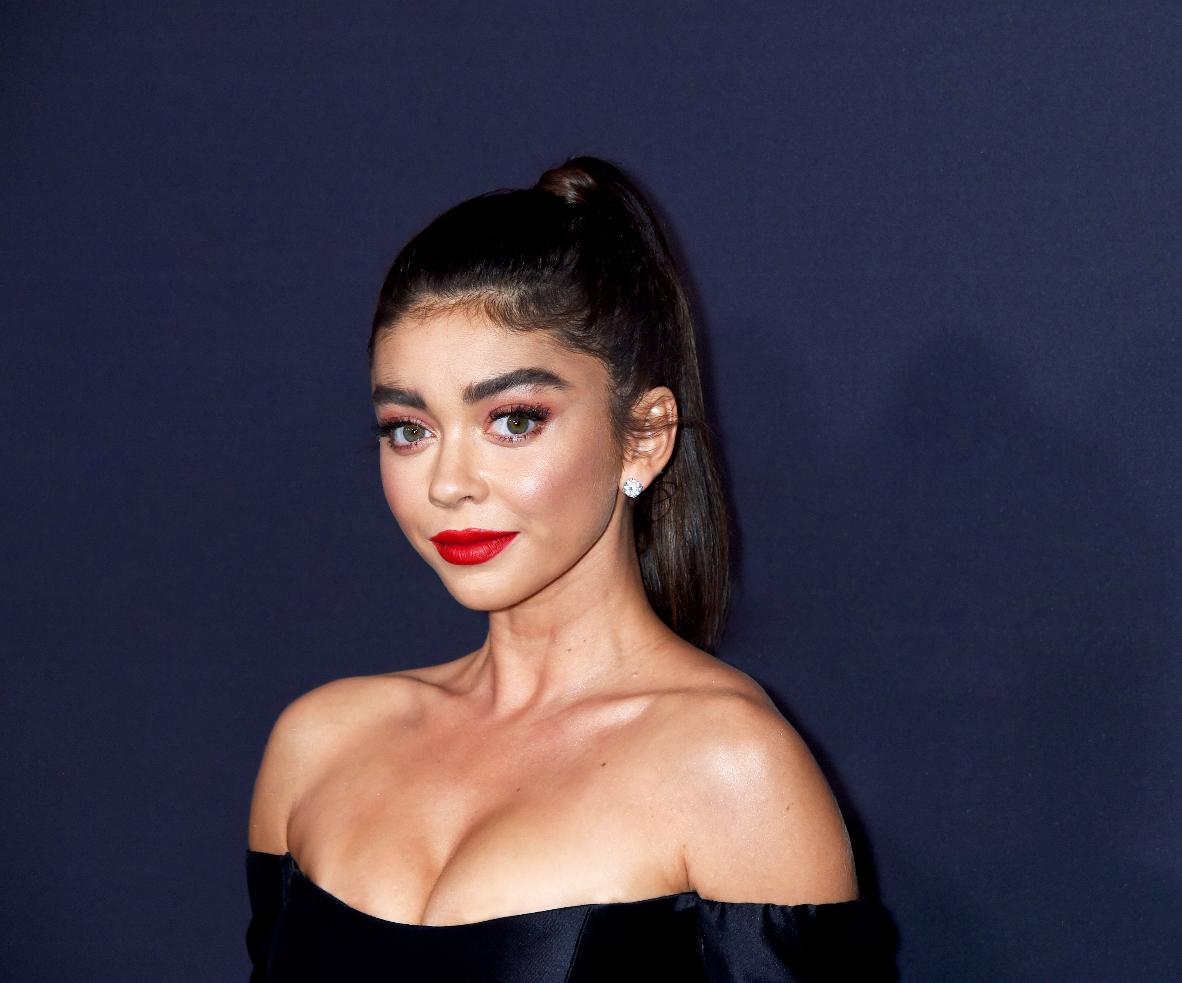 Sarah Hyland Cut Her Hair Into A Shaggy Lob And Looks Totally