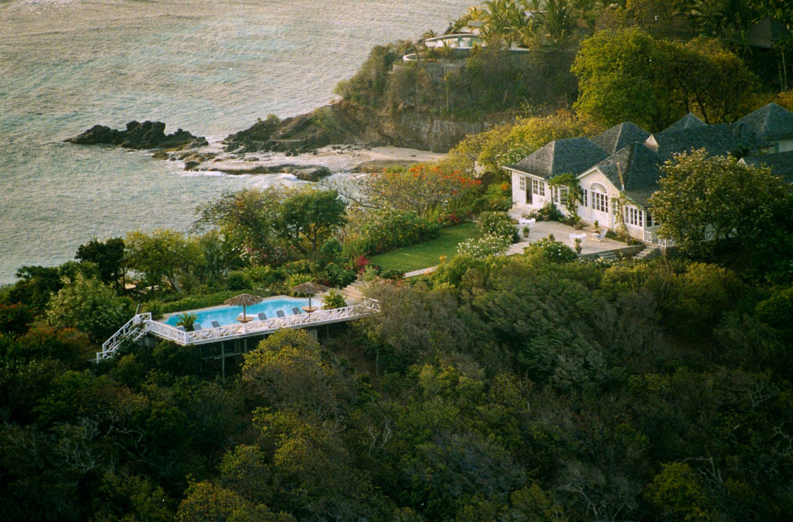 https://hips.hearstapps.com/hmg-prod.s3.amazonaws.com/images/shutterstock-princess-magaret-house-on-mustique-1575583963.jpg