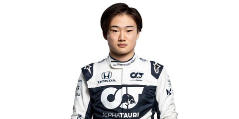 el piloto japonés yuki tsunoda con el mono de la temporada 2021