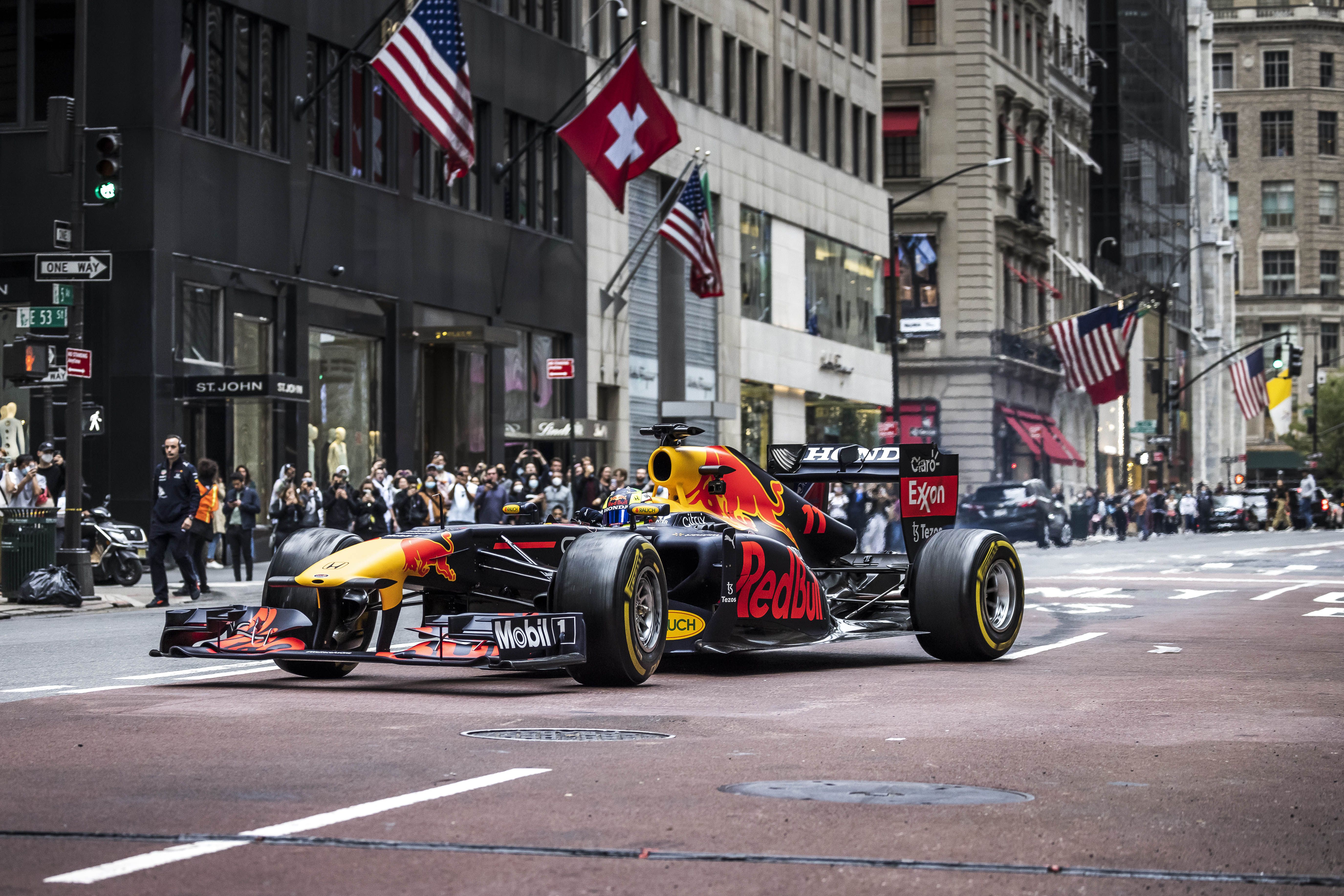 oversætter høst Kritisere Video: Red Bull Redefines Rush Hour With F1 Joy Ride Through New York City