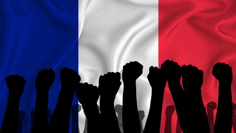 silhouette van gebalde vuisten voor franse vlag