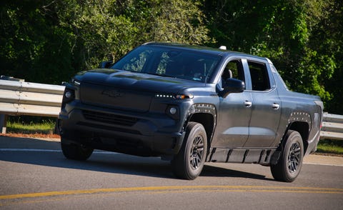 kendaraan rekayasa chevrolet silverado ev menjalani pengujian di motor umum milford proving ground model praproduksi ditampilkan model produksi aktual akan bervariasi model tahun 2024 silverado ev tersedia musim gugur 2023 foto oleh steve fecht untuk chevrolet