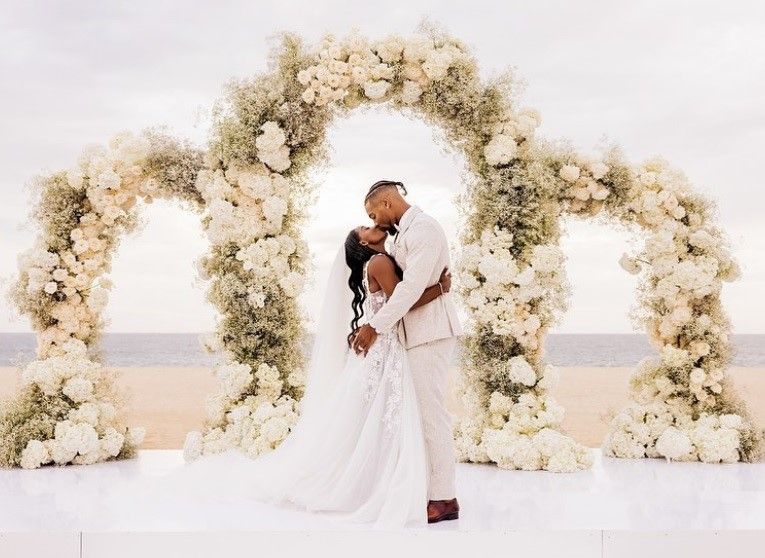 Simone Biles Da El "sí Quiero" Con Un Espectacular Vestido De Galia Lahav