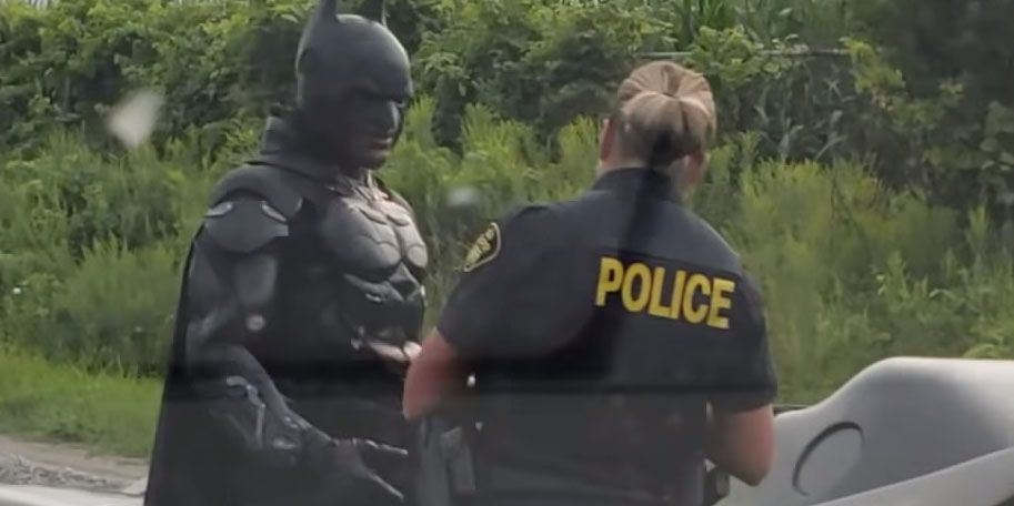 Video viral de Batman siendo detenido por la policia