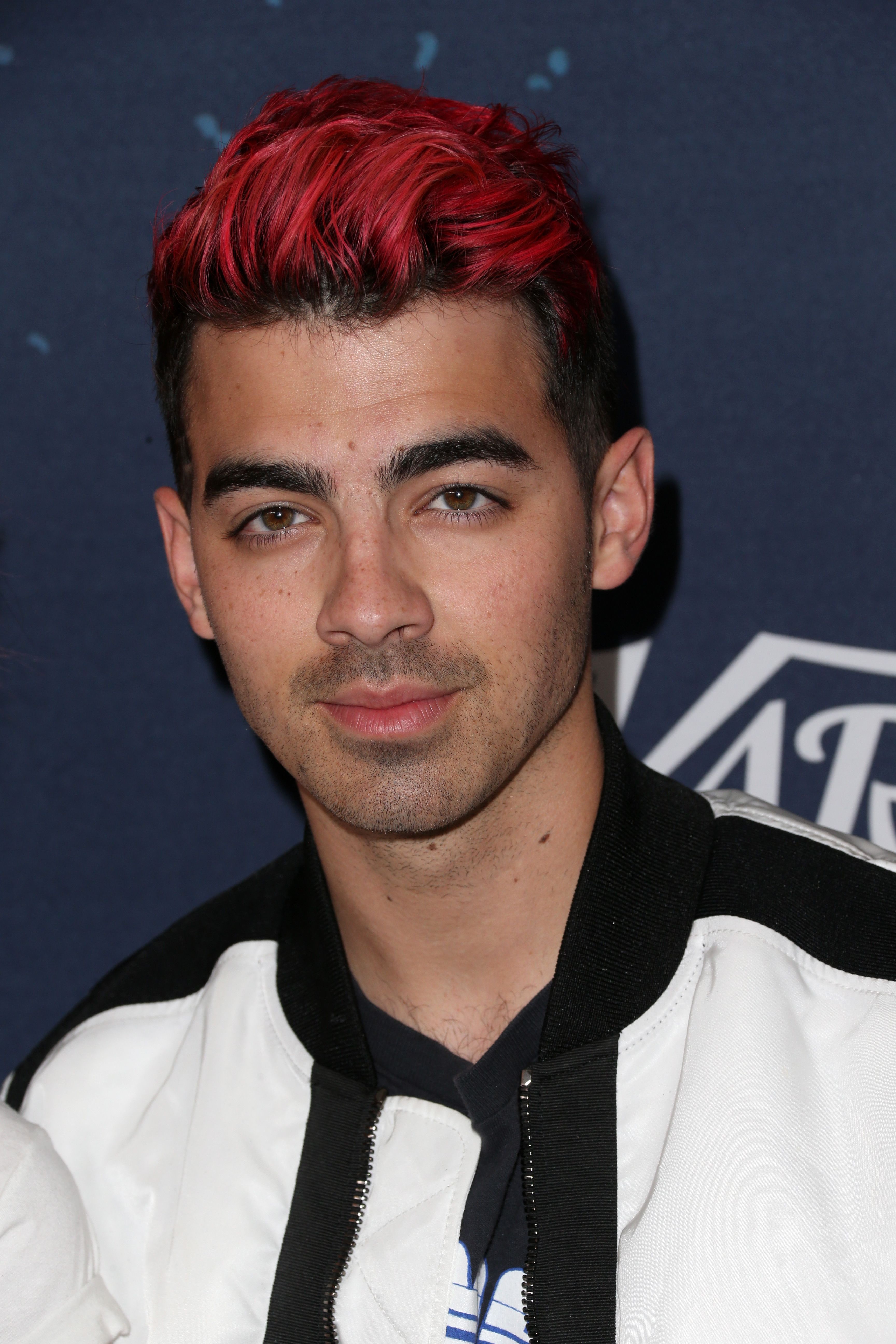 Joe jonas. Джо Джонас 2020. Джо Джонас цветные волосы. Джо Джонас цвет волос. Джо Джонас покрасил волосы.