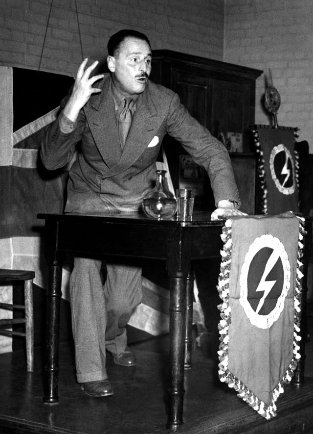 Sir Oswald Mosley talar vid ett fascistiskt möte för hans fackföreningsrörelse i London Fields School, Hackney, den 8 november 1949