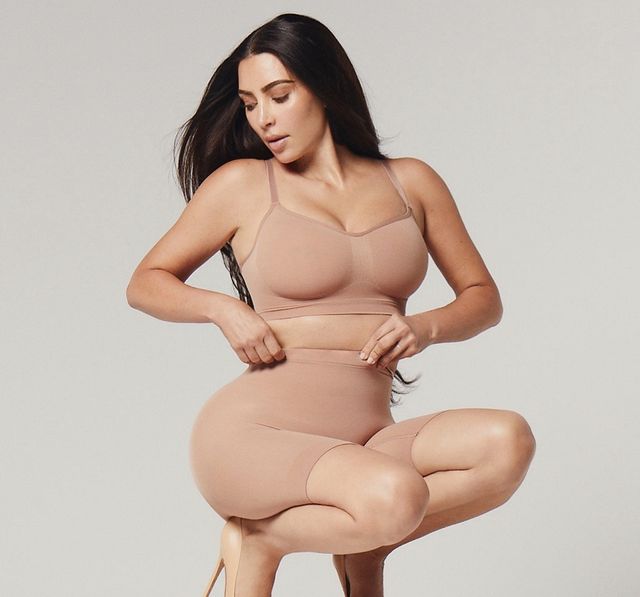Peave torneo Instruir Skims, de Kim Kardashian, señalada de tallar demasiado pequeño