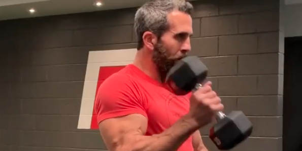 This Double Biceps Curl Superset Workout Builds Big Arm Muscles