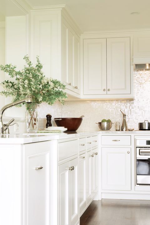Glossy Reflective Tiles, White Kitchen Cabinets Glass Tile Backsplash