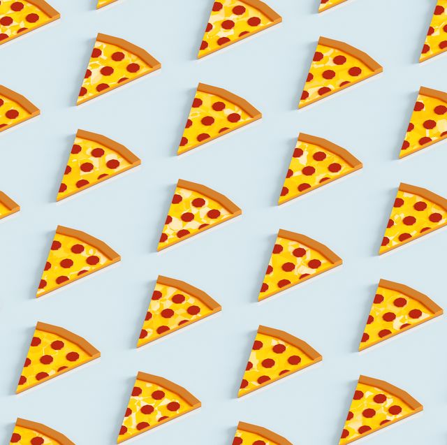 Feferoni kriške pizze s niskim polietilenskim uzorkom u pozadini