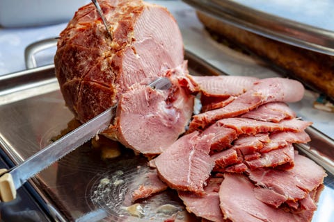 slicing roasted ham