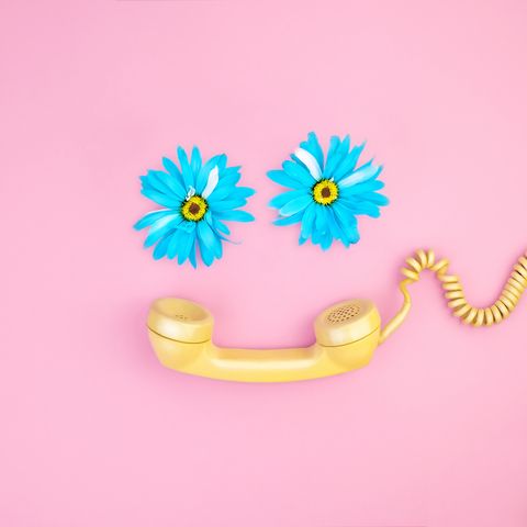 Teléfono amarillo con flores azules