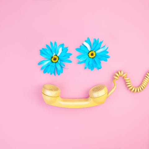 Téléphone jaune avec des fleurs bleues