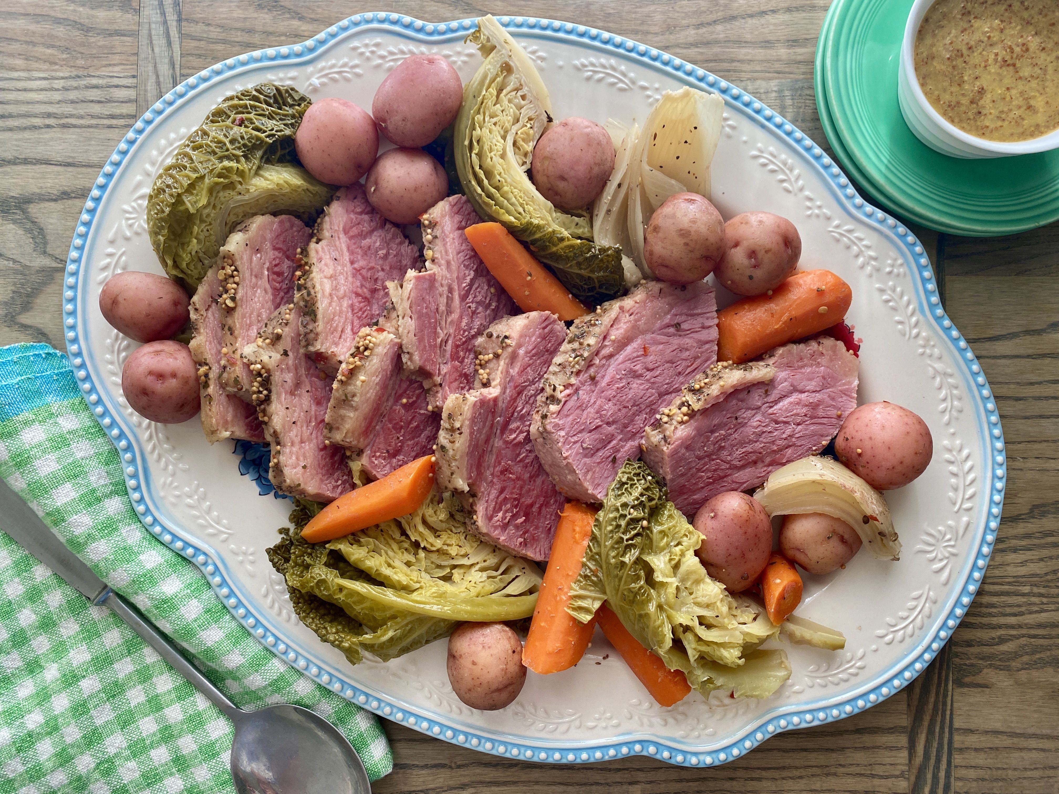 Corned Beef And Cabbage : Slow Cooker Corned Beef And Cabbage Simply Happy Foodie : We throw in any leftover parsley.