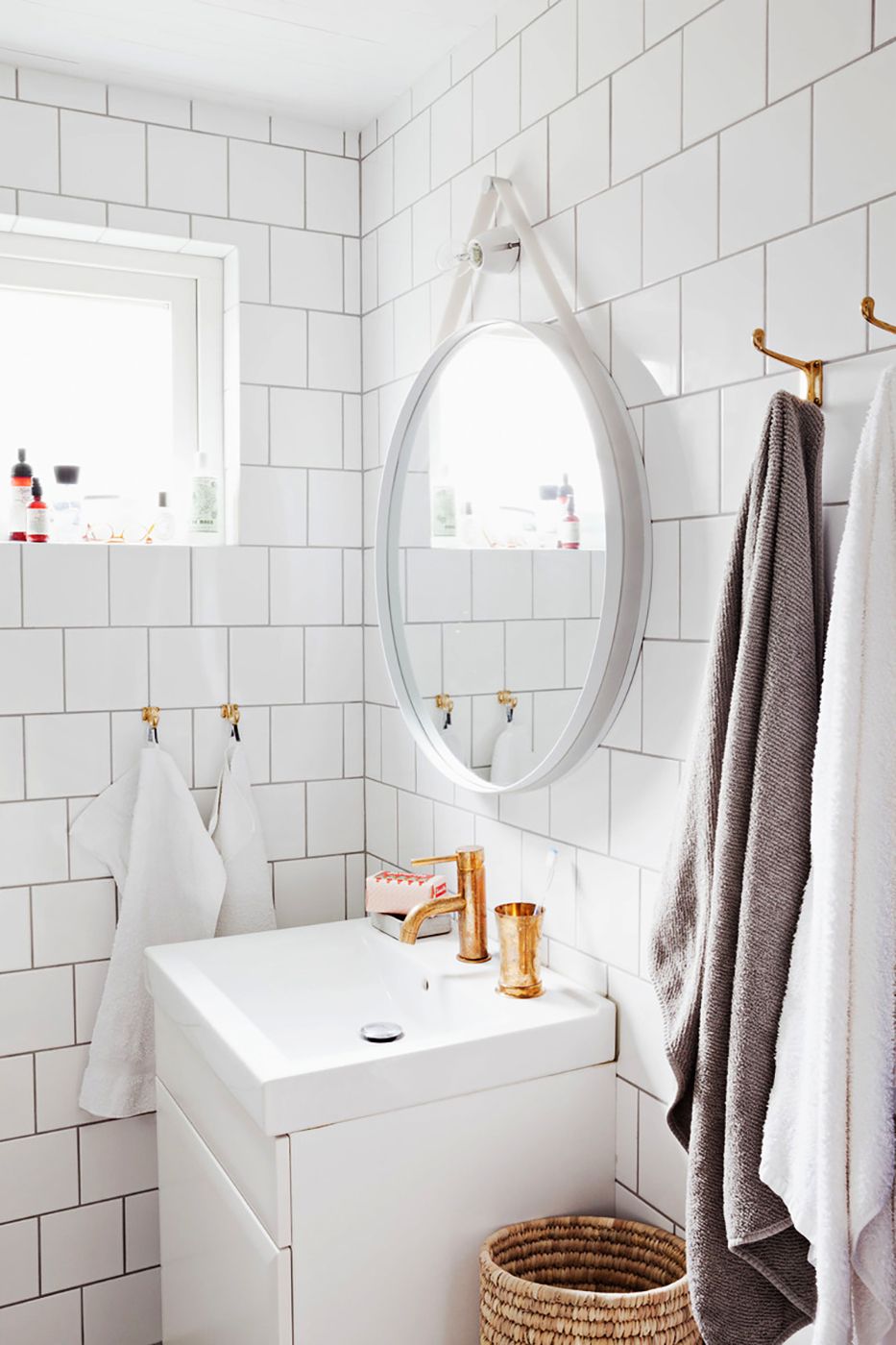 towel shelves for small bathrooms