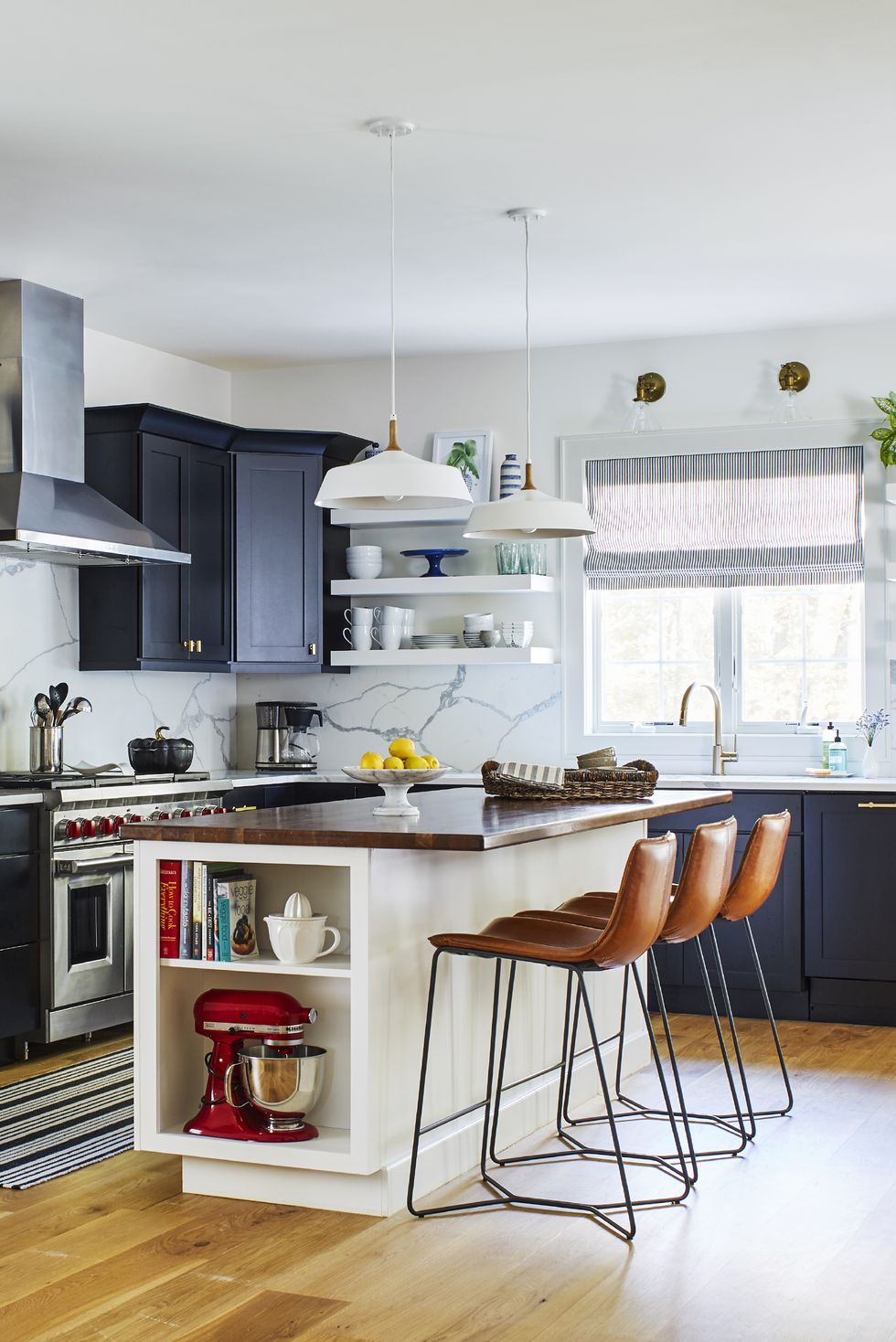 Featured image of post Modern Simple Kitchen Design For Small House : Dark ebony wood floors and navy walls create a sense of.