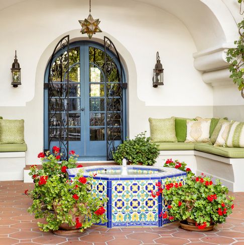 16 Fashionable Small Patio Concepts and Examples From Designers