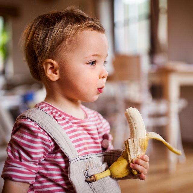 niña pequeña comiendo plátano