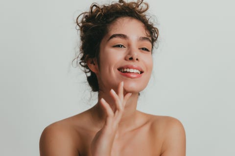 una mujer joven presume de piel radiante