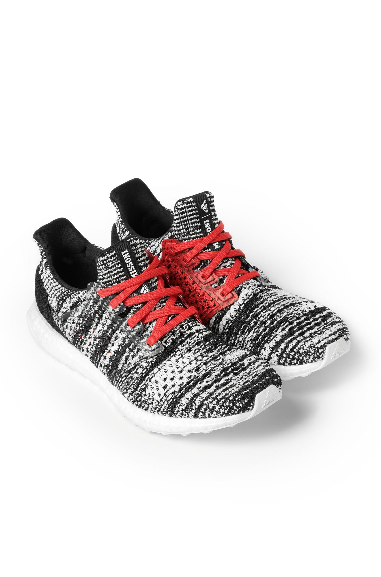 adidas ultra boost con strisce colorate