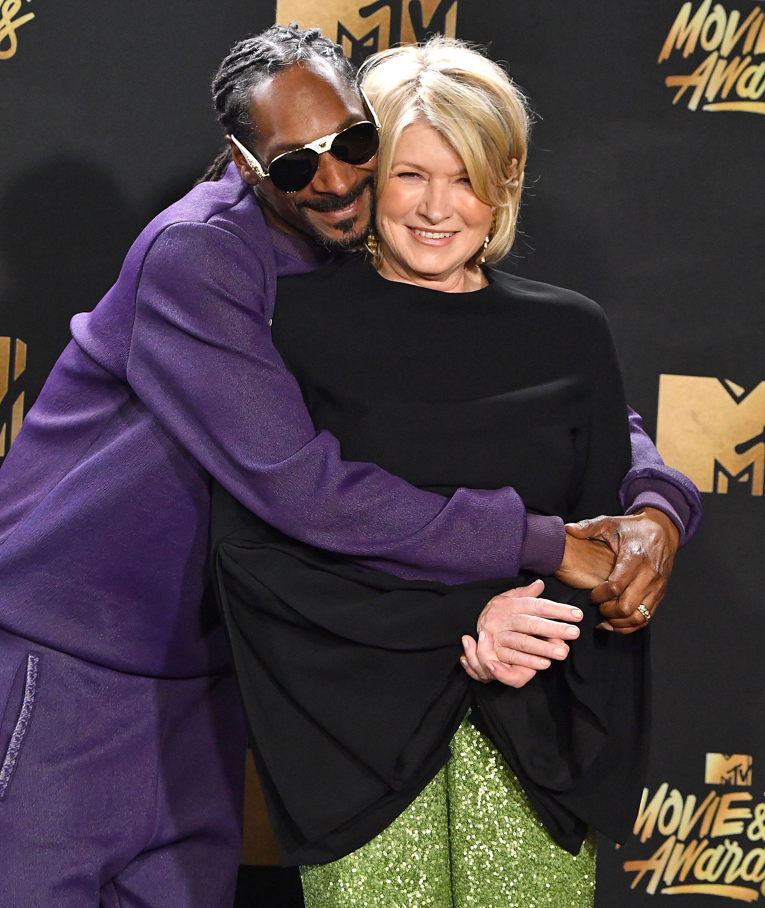 A Timeline Of Snoop Dogg And Martha Stewart S Unlikely Friendship   Snoop Dogg Martha Stewart Pose At The 2017 Mtv Movie And Tv News Photo 682094328 1554489550 