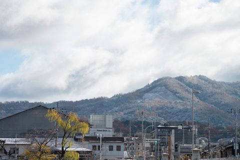 京都　北の山々降る初雪　浮かび上がる大文字