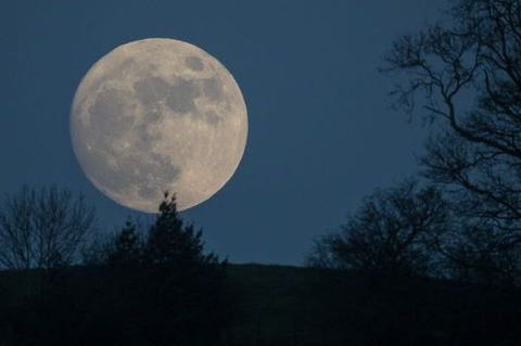A wolf moon rises over Glastonbury ahead of severe weather warnings from the Met Office