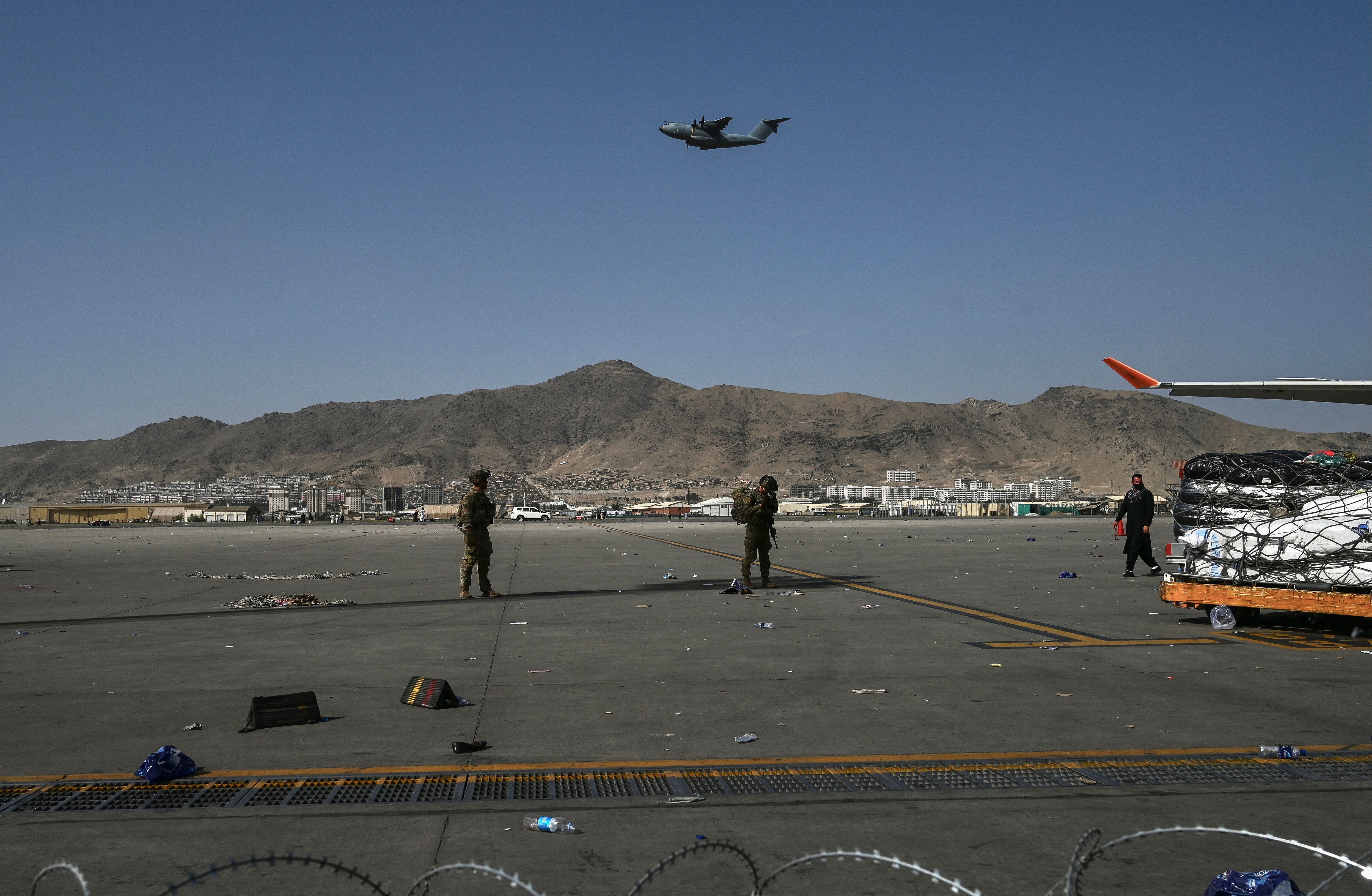 Kabul Airport Evacuations Explained Kabul Airport C 17 [ 3255 x 4989 Pixel ]