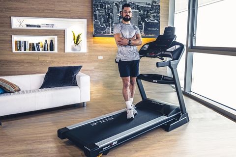 man standing on sole treadmill