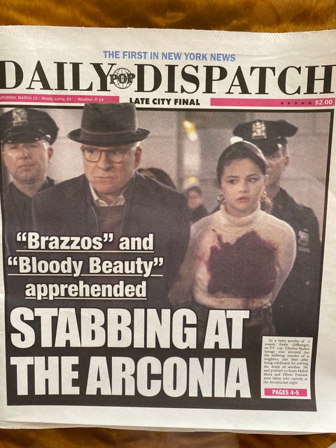 steve martin y selena gomez en la portada del diario que les acusa de asesinato en la temporada 2 de la serie solo asesinatos en el edificio