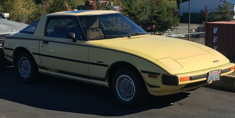 オリジナルの初代マツダ Rx 7 カーポートの下で持ち主求めて年