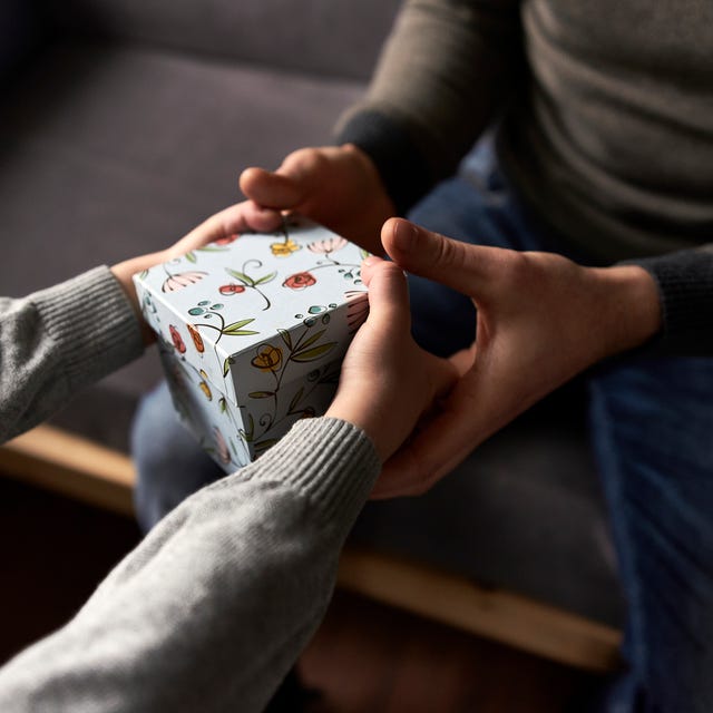 niño dando regalo a padre niño dando regalo bonito a padre