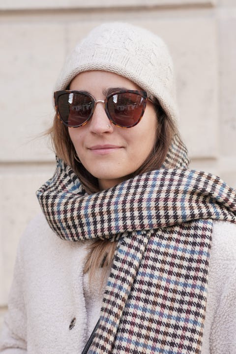 パリジェンヌに学ぶ 簡単 おしゃれなマフラーの巻き方 アレンジ法 22年冬最新 ファッション Elle エル デジタル パリジェンヌに学ぶ 簡単 おしゃれなマフラーの巻き方 アレンジ法 22年冬最新 ファッション Elle エル デジタル