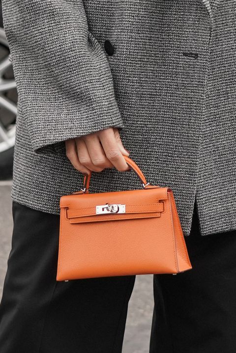 服はシンプル 色はバッグで パリのストリートでキャッチした カラーバッグ旋風 ファッション Elle エル デジタル